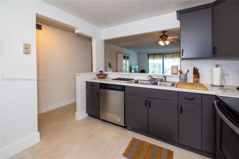 Condo in North Miami Beach, Florida, 2 bedrooms  № 1236441 - photo 5