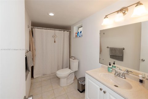 Condo in North Miami Beach, Florida, 2 bedrooms  № 1236441 - photo 10