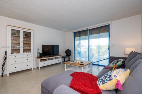 Condo in North Miami Beach, Florida, 2 bedrooms  № 1236441 - photo 2