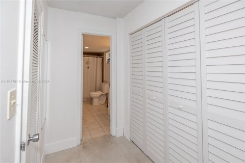 Condo in North Miami Beach, Florida, 2 bedrooms  № 1236441 - photo 11