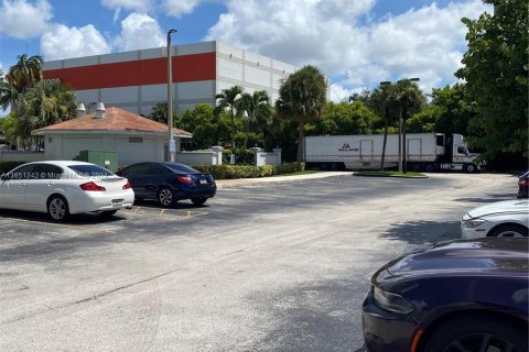 Propiedad comercial en venta en Miami, Florida № 1333461 - foto 19