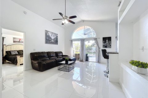 Casa en venta en Orlando, Florida, 4 dormitorios, 198.81 m2 № 1392575 - foto 15