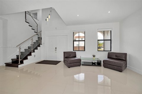 House in Miami, Florida 5 bedrooms, 279.64 sq.m. № 1353711 - photo 20