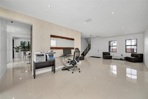 House in Miami, Florida 5 bedrooms, 279.64 sq.m. № 1353711 - photo 19