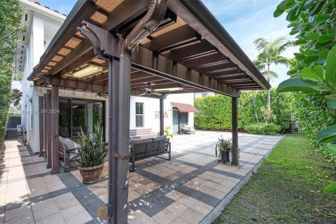 Casa en venta en Miami, Florida, 5 dormitorios, 279.64 m2 № 1353711 - foto 13