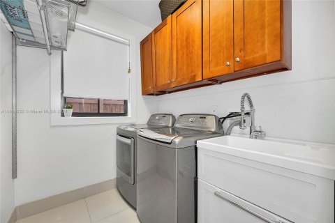 Casa en venta en Miami, Florida, 5 dormitorios, 279.64 m2 № 1353711 - foto 26