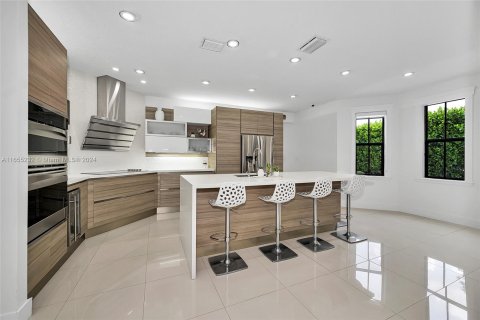 House in Miami, Florida 5 bedrooms, 279.64 sq.m. № 1353711 - photo 5