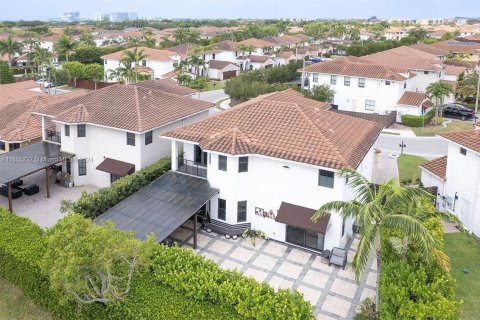 Casa en venta en Miami, Florida, 5 dormitorios, 279.64 m2 № 1353711 - foto 4