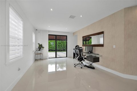 House in Miami, Florida 5 bedrooms, 279.64 sq.m. № 1353711 - photo 17