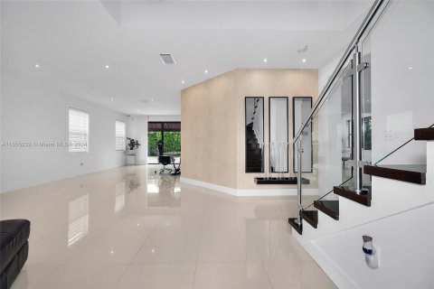 Villa ou maison à vendre à Miami, Floride: 5 chambres, 279.64 m2 № 1353711 - photo 16