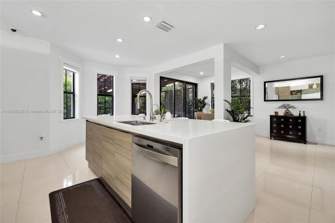 Casa en venta en Miami, Florida, 5 dormitorios, 279.64 m2 № 1353711 - foto 7