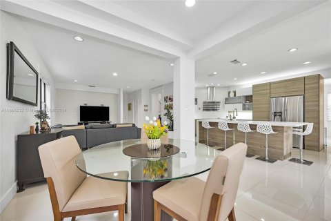 Casa en venta en Miami, Florida, 5 dormitorios, 279.64 m2 № 1353711 - foto 9