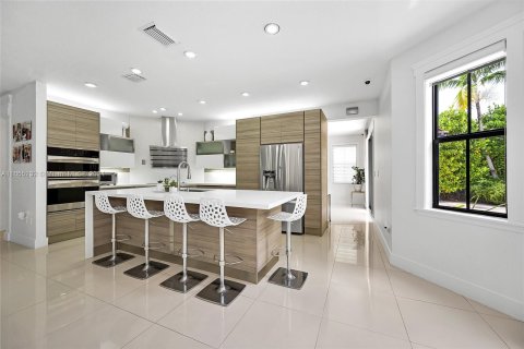 Casa en venta en Miami, Florida, 5 dormitorios, 279.64 m2 № 1353711 - foto 1