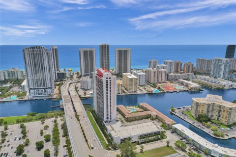 Copropriété à vendre à Hallandale Beach, Floride: 3 chambres, 161.37 m2 № 1184201 - photo 1