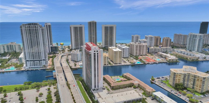 Condo in Hallandale Beach, Florida, 3 bedrooms  № 1184201