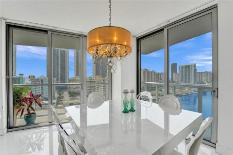 Condominio en venta en Hallandale Beach, Florida, 3 dormitorios, 161.37 m2 № 1184201 - foto 9