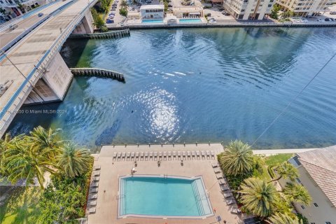 Copropriété à vendre à Hallandale Beach, Floride: 3 chambres, 161.37 m2 № 1184201 - photo 16