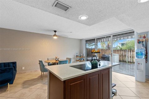 Touwnhouse à vendre à Hallandale Beach, Floride: 2 chambres, 167.04 m2 № 1184512 - photo 9