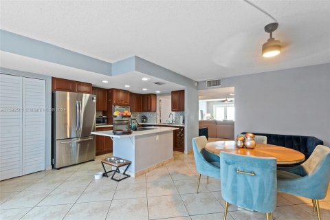 Townhouse in Hallandale Beach, Florida 2 bedrooms, 167.04 sq.m. № 1184512 - photo 5