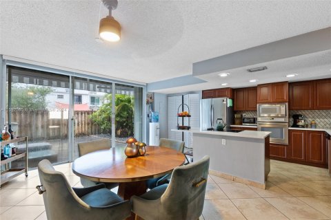Townhouse in Hallandale Beach, Florida 2 bedrooms, 167.04 sq.m. № 1184512 - photo 6