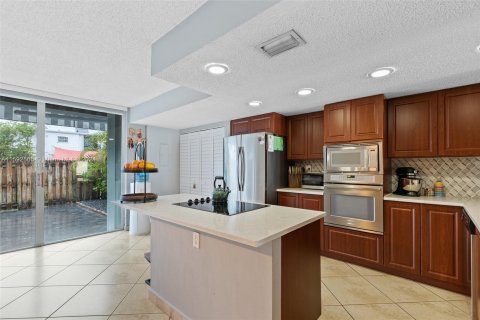 Townhouse in Hallandale Beach, Florida 2 bedrooms, 167.04 sq.m. № 1184512 - photo 7