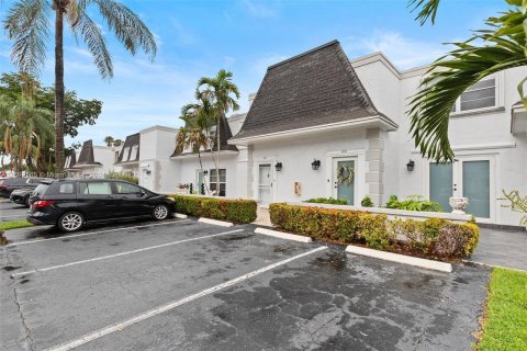 Touwnhouse à vendre à Hallandale Beach, Floride: 2 chambres, 167.04 m2 № 1184512 - photo 2