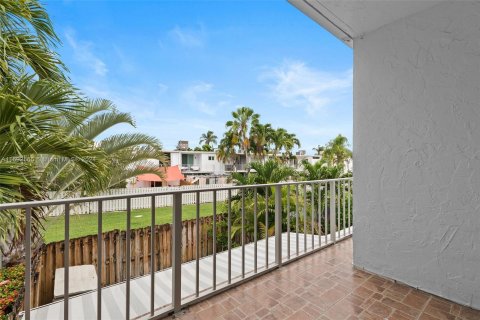 Townhouse in Hallandale Beach, Florida 2 bedrooms, 167.04 sq.m. № 1184512 - photo 25