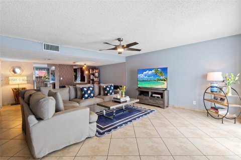 Adosado en venta en Hallandale Beach, Florida, 2 dormitorios, 167.04 m2 № 1184512 - foto 4
