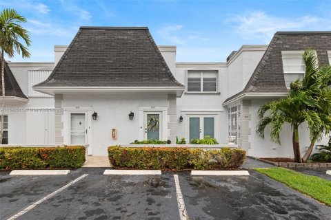 Touwnhouse à vendre à Hallandale Beach, Floride: 2 chambres, 167.04 m2 № 1184512 - photo 1