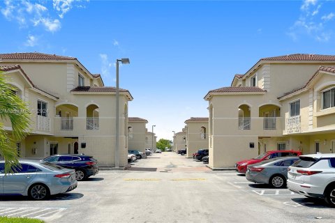 Condo in Miami, Florida, 2 bedrooms  № 1386263 - photo 1