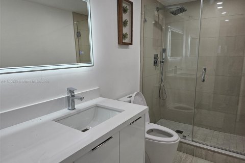 Condo in Sunny Isles Beach, Florida, 2 bedrooms  № 889830 - photo 21