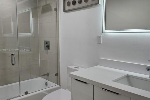 Condo in Sunny Isles Beach, Florida, 2 bedrooms  № 889830 - photo 7