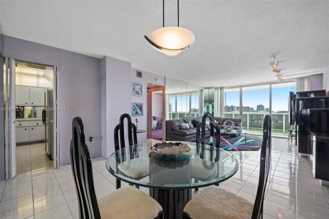 Condo in Aventura, Florida, 2 bedrooms  № 1222177 - photo 11