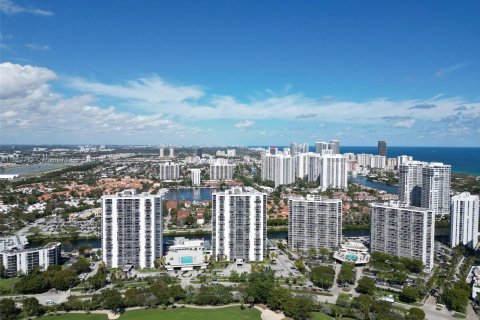 Condo in Aventura, Florida, 2 bedrooms  № 1222177 - photo 1