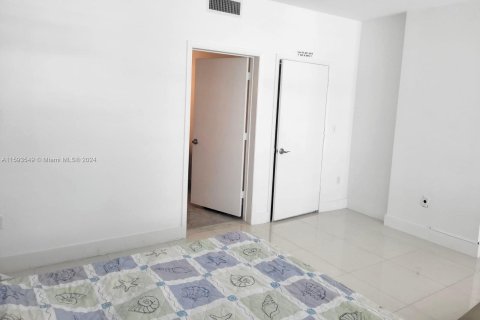 Condo in Miami, Florida, 1 bedroom  № 1186000 - photo 13