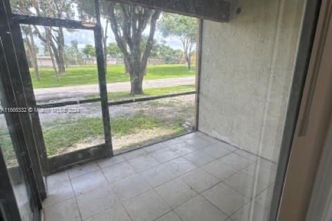 Condo in Lauderhill, Florida, 2 bedrooms  № 1380157 - photo 9