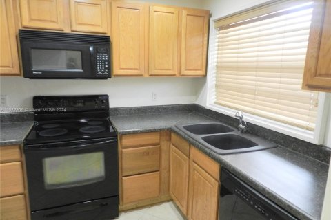 Townhouse in Pembroke Pines, Florida 2 bedrooms, 96.62 sq.m. № 1008856 - photo 6