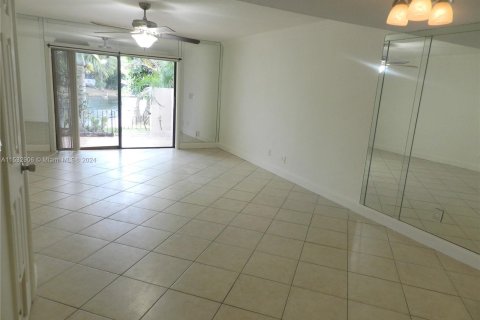Touwnhouse à vendre à Pembroke Pines, Floride: 2 chambres, 96.62 m2 № 1008856 - photo 3