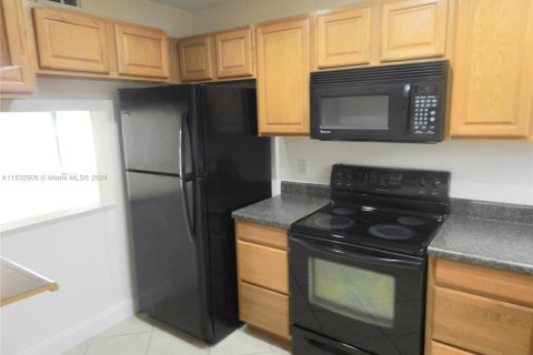 Townhouse in Pembroke Pines, Florida 2 bedrooms, 96.62 sq.m. № 1008856 - photo 7