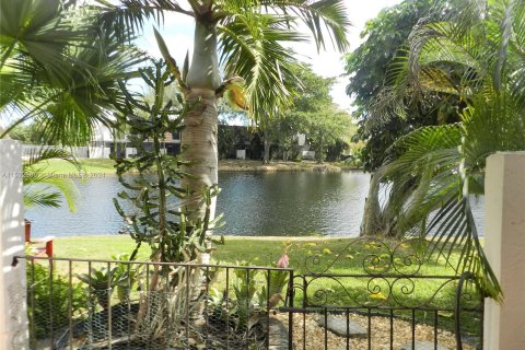 Townhouse in Pembroke Pines, Florida 2 bedrooms, 96.62 sq.m. № 1008856 - photo 8