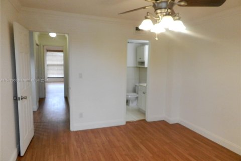 Townhouse in Pembroke Pines, Florida 2 bedrooms, 96.62 sq.m. № 1008856 - photo 21