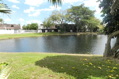 Townhouse in Pembroke Pines, Florida 2 bedrooms, 96.62 sq.m. № 1008856 - photo 9