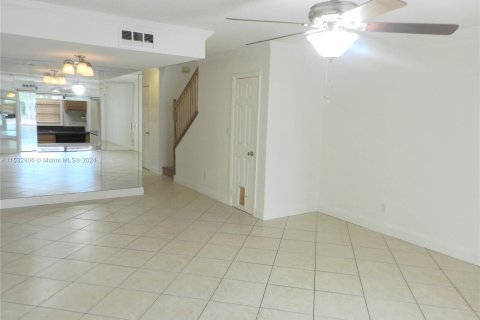 Touwnhouse à vendre à Pembroke Pines, Floride: 2 chambres, 96.62 m2 № 1008856 - photo 10
