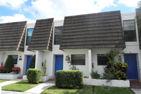 Touwnhouse à vendre à Pembroke Pines, Floride: 2 chambres, 96.62 m2 № 1008856 - photo 2