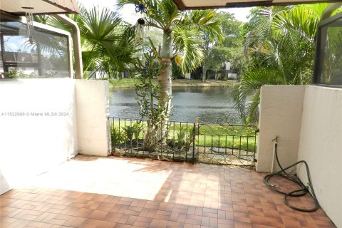 Townhouse in Pembroke Pines, Florida 2 bedrooms, 96.62 sq.m. № 1008856 - photo 1