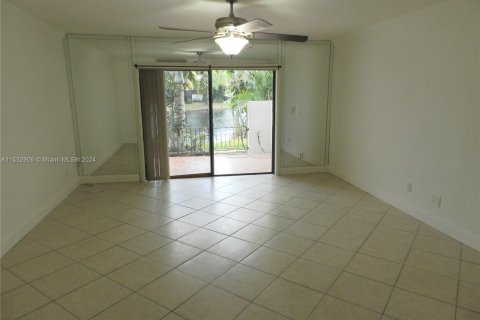 Townhouse in Pembroke Pines, Florida 2 bedrooms, 96.62 sq.m. № 1008856 - photo 4