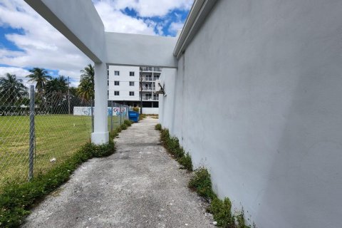 Propiedad comercial en venta en Miami, Florida № 1116499 - foto 10