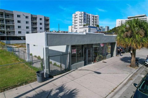 Propiedad comercial en venta en Miami, Florida № 1116499 - foto 1