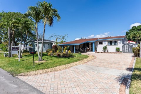 Villa ou maison à vendre à Hallandale Beach, Floride: 3 chambres, 131.27 m2 № 1135824 - photo 1