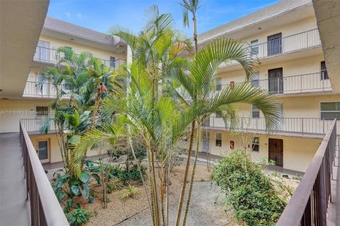 Condo in Lauderdale Lakes, Florida, 2 bedrooms  № 1240287 - photo 2